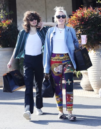 Malibu, CA - *EXCLUSIVE* - Miley Cyrus and boyfriend Maxx Morando enjoy brunch with friends in Malibu. Photo: Miley Cyrus BACKGRID USA NOVEMBER 27, 2022 BYLINE MUST READ: RMBI / BACKGRID USA: +1 310 798 9111 / usasales@backgrid.com UK: +44 208 344 2007 / uksales@backgrid.com *UK Customers - Images containing children should be pixelated before publishing*
